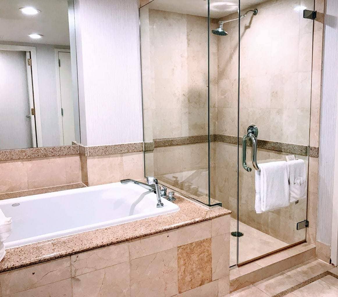 bathroom-chattanoogan-hotel