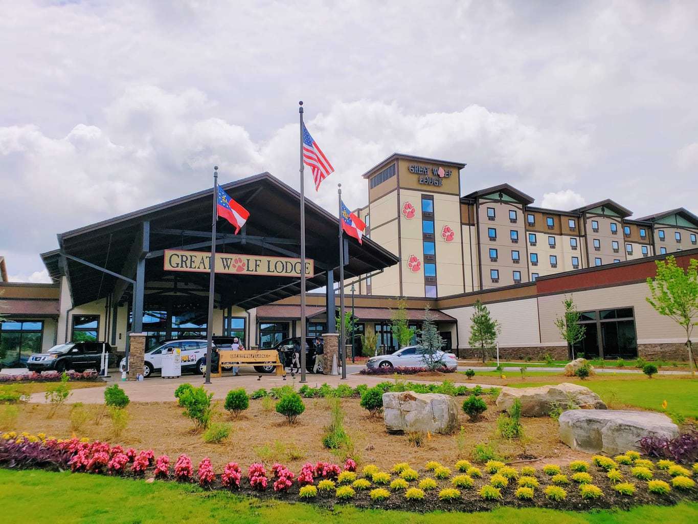 If you've been searching for a place where you can literally enjoy everything under one roof, Great Wolf Lodge in Georgia is waiting for you to book your reservation.  It's no exaggeration that there was literally something for everyone to do, and there wasn't a moment of downtime to even worry about. We’ve compiled 5 great reasons you should stay at the Great Wolf Lodge.