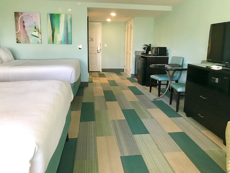Holiday inn Resort in jekyll offers spacious rooms for families