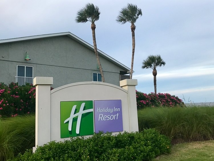 The front entrance of the Holiday Inn Resort in Jekyll Island