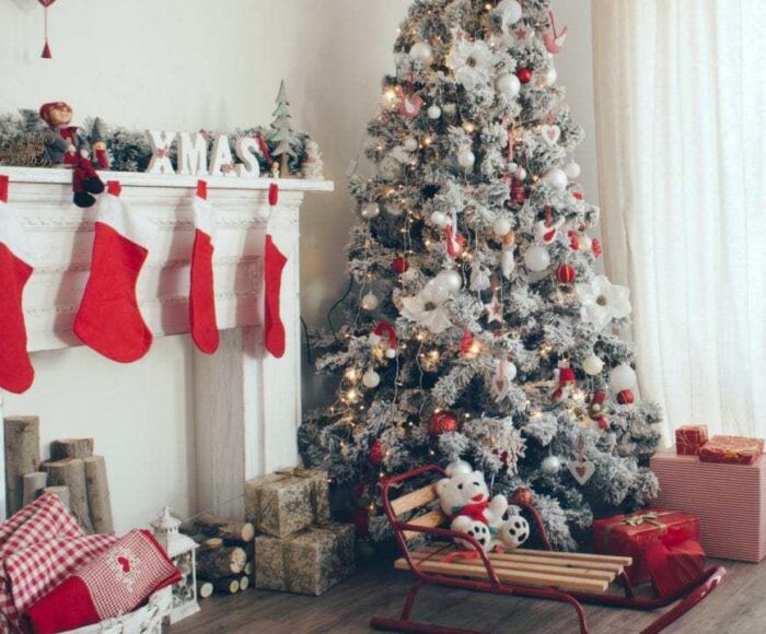 decorating the christmas tree, christmas tree decorations
