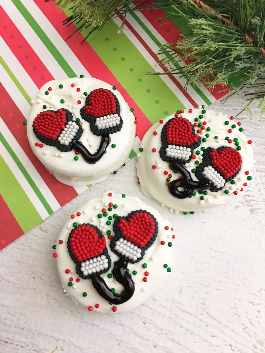 Santa-Mittens-Oreo-Cookies-2