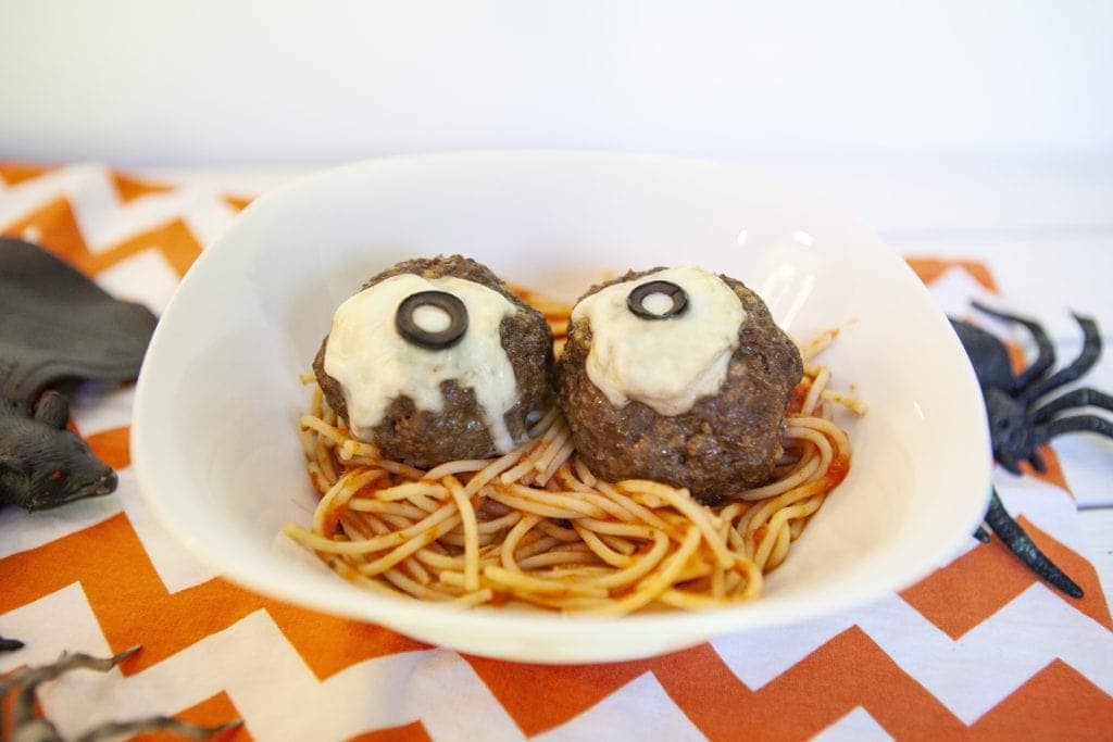 spooky eyeball spaghetti, spooky spaghetti with eyeballs