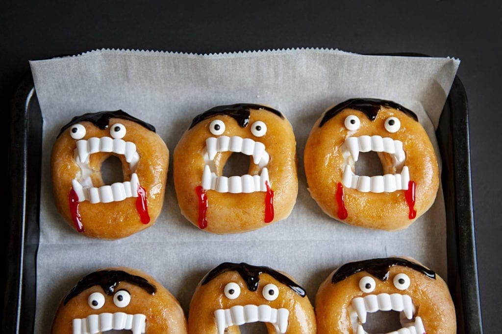 make vampire donuts out of krispy kreme donuts