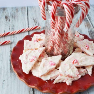 Peppermint White Chocolate Bark: 2-Ingredient No-Bake Holiday Treat