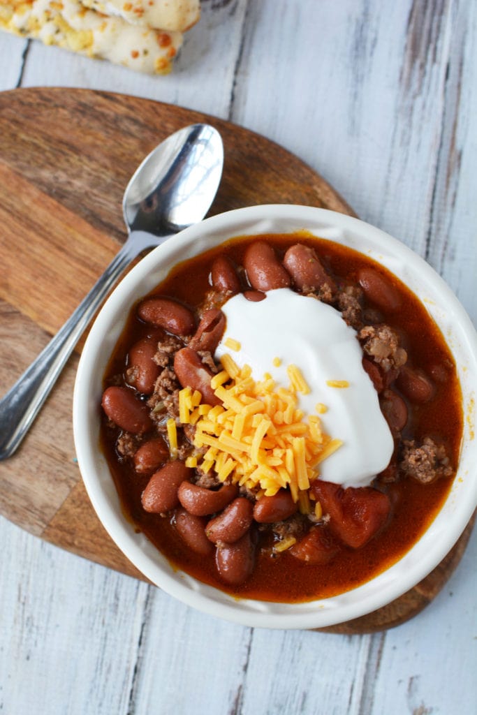 Instant Pot Chili: There are few things in life that a good ol' bowl of Instant Pot Chili can't cure! This hearty soup chilli recipe is perfect for those cold months.