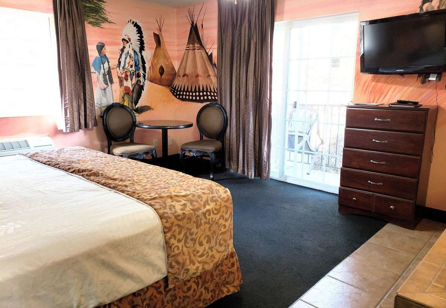 native-american-hotel-themed-room