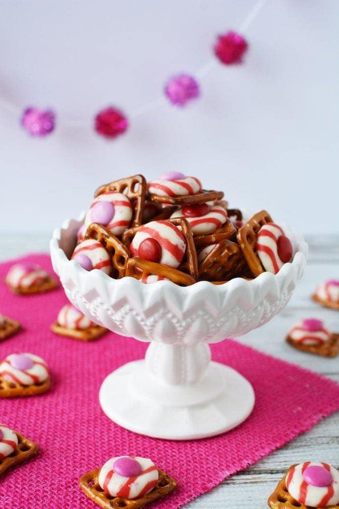 Who doesn't love the texture of crispy and sweet? These M&M Peppermint Pretzel Kisses are a delicious treat to make and share with the ones that you love! #pretzelbites #peppermintkisses #valentinestreat