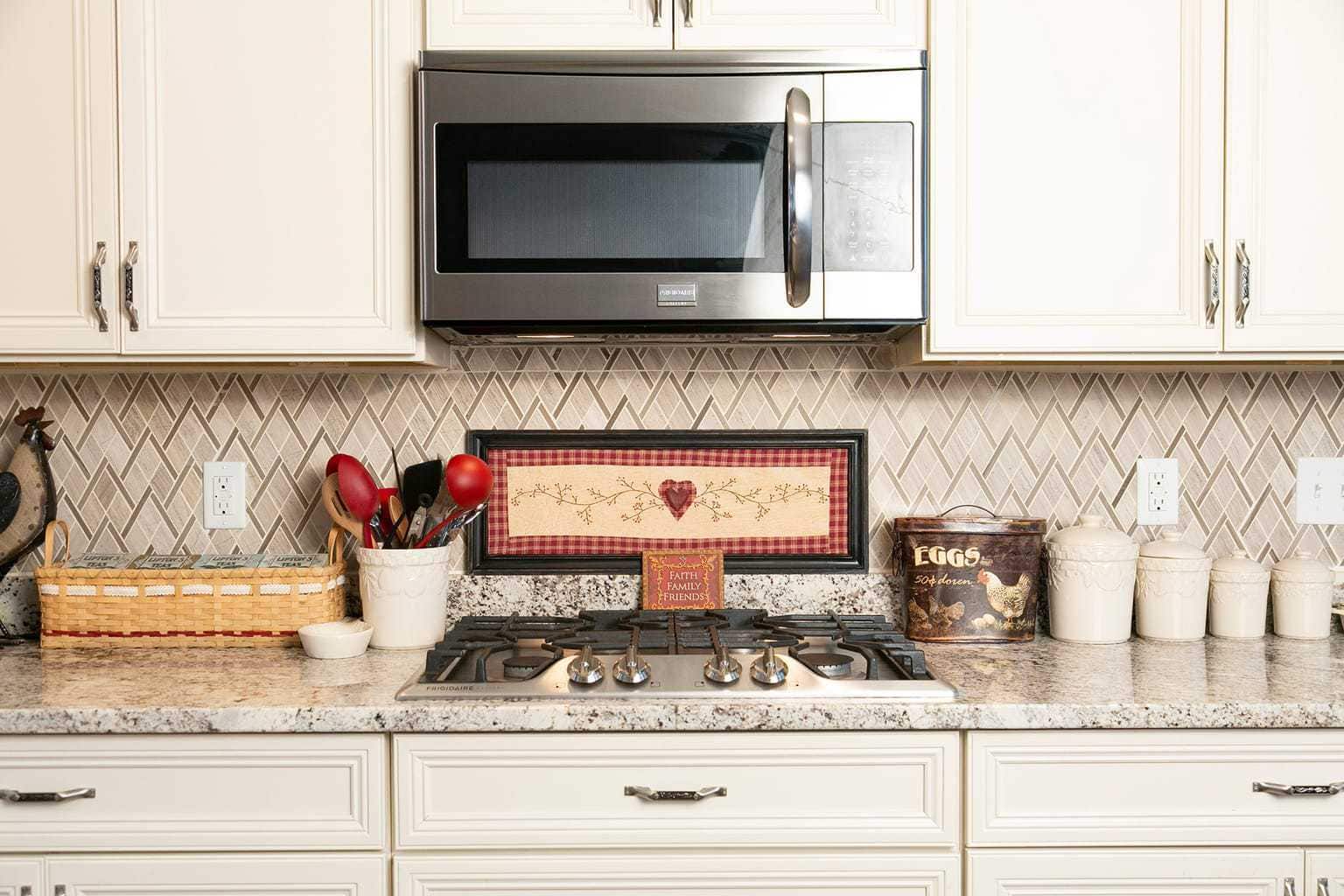 Kitchen Tile Backsplash Ideas That Are Easy and Inexpensive