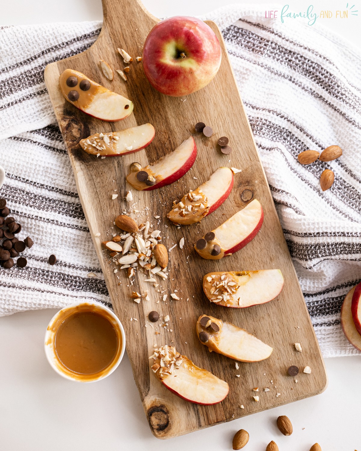 Apple Slices with Peanut Butter - simple recipe for breakfast