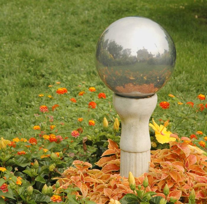 DIY-Mirrored-Gazing-Balls-for-the-Garden