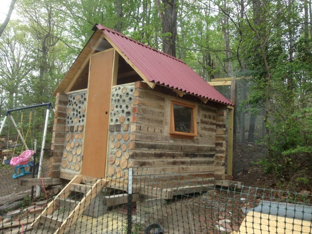 Log cabin for chicken