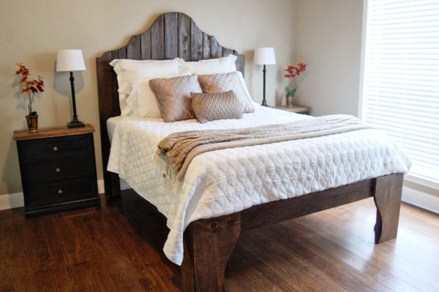 Rustic Pallet Bed With Headboard