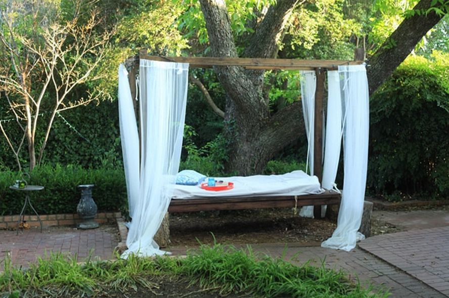 diy-outdoor-swinging-bed